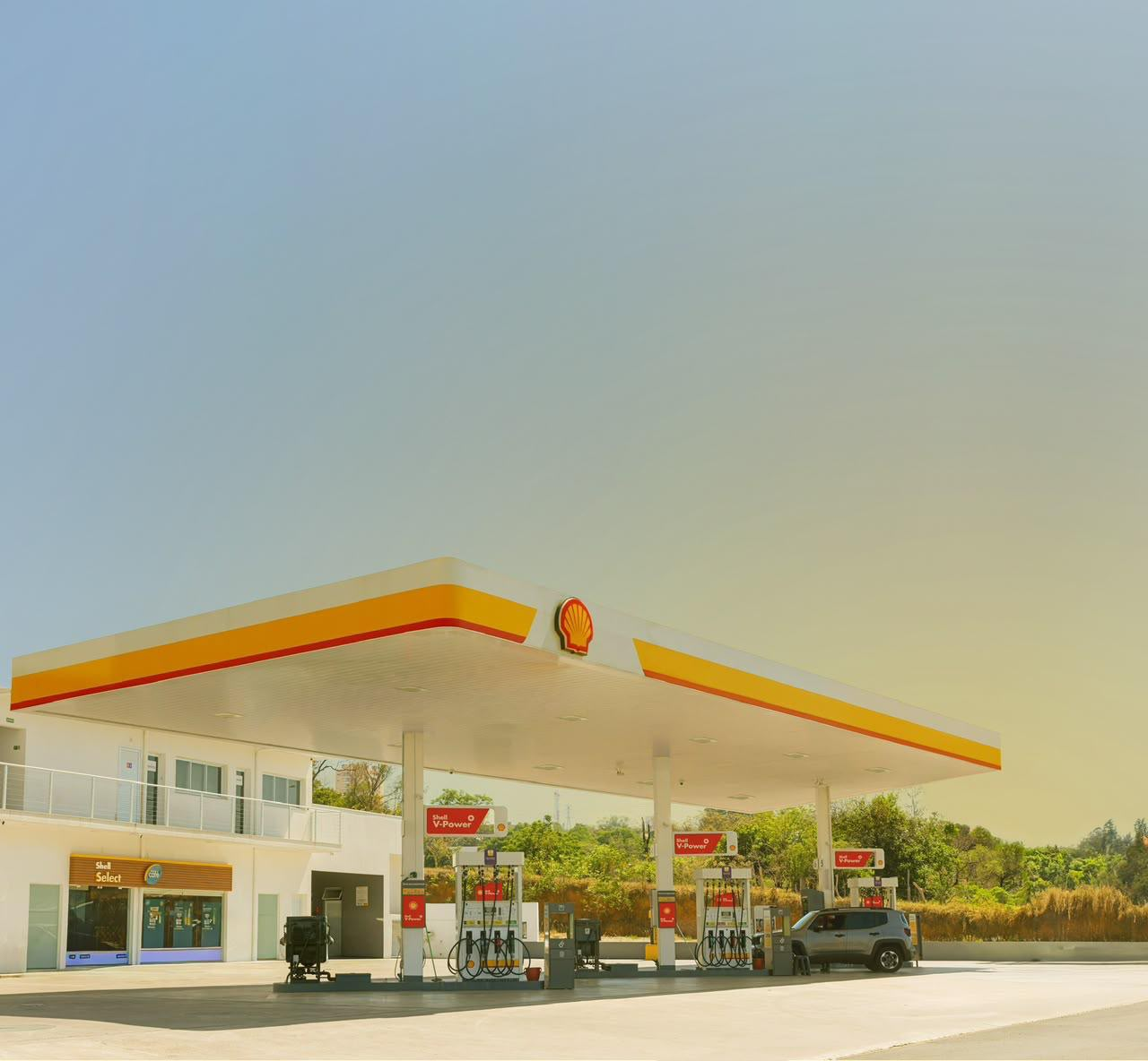 Fachada e bombas Shell do Posto Santorini em Indaiatuba