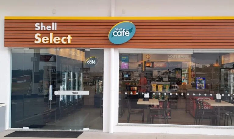 Entrada da conveniência Shell Select e Shell Café do Posto Santorini